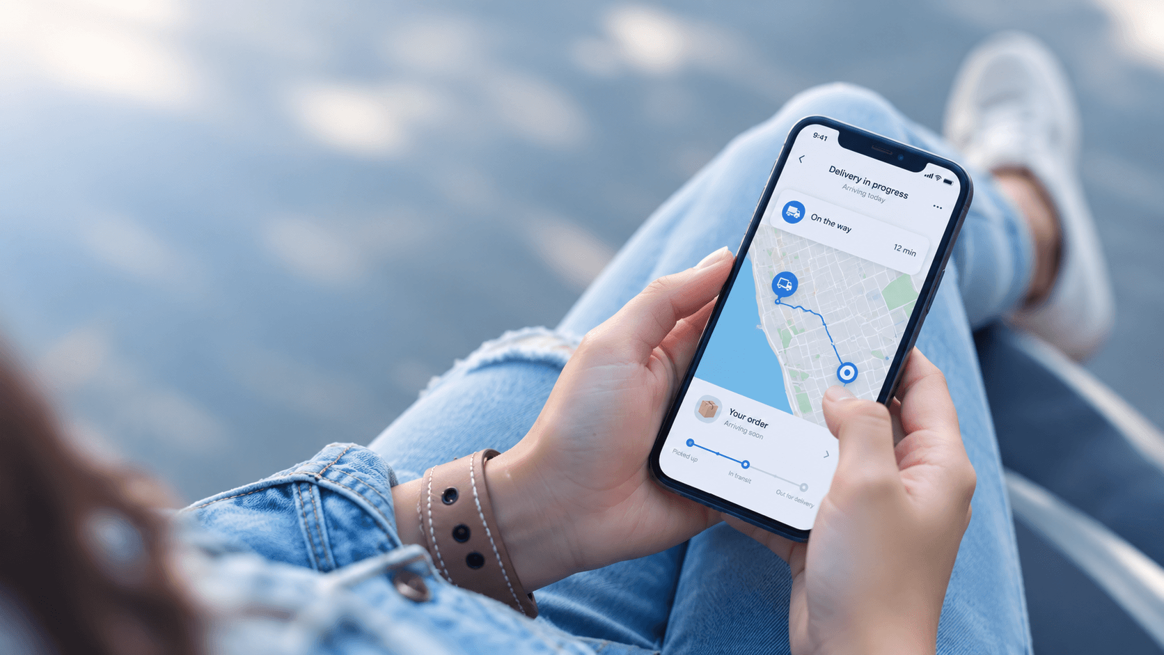 Una persona revisa en su teléfono el mapa con la entrega en curso